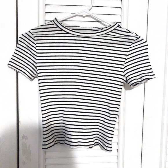 Black & White Striped Crop Top - Picture 1 of 2
